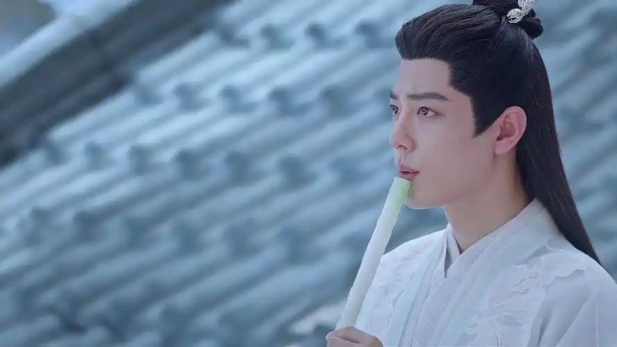 玉骨遥:肖战一身白衣现身,手拿玉箫吹奏,仿佛回到陈情