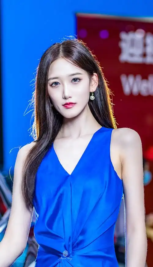 天生丽质车模美女抖音最火仙女壁纸