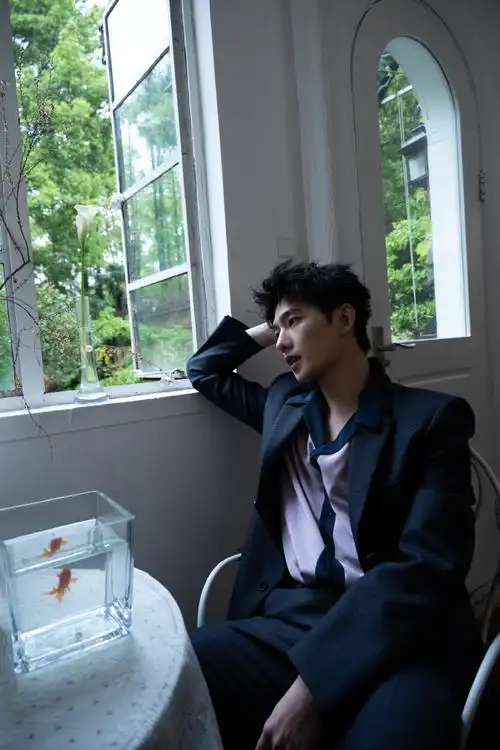 来自杨洋今日的帅气亮相 !