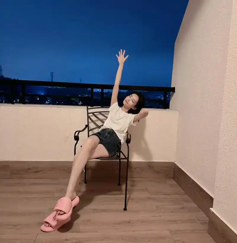 李一桐  光脚丫  大长腿又白又直