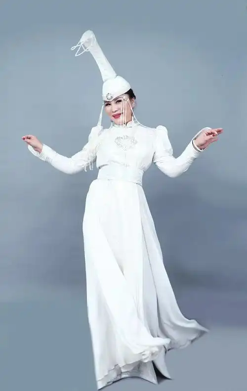 著名军旅歌唱家【乌兰托娅】