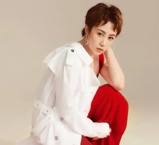 原创37岁马丽官宣当妈晒抱娃背影照满满的温馨宝宝小脚丫可爱出镜