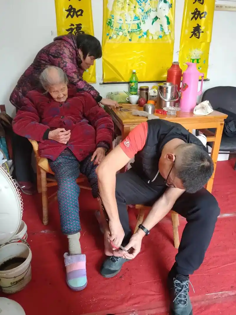 今天我和姑姑给奶奶洗了洗脚,修了修指甲,梳理了一下头发!奶奶 - 抖音