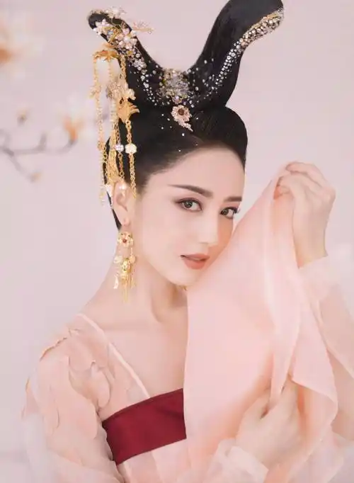 原创佟丽娅的辣妹裙火了看着就很挑身材很少有人能轻松驾驭