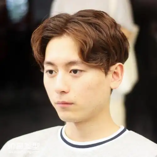 2款韩式中分卷刘海发型男生逗号刘海发型图片2