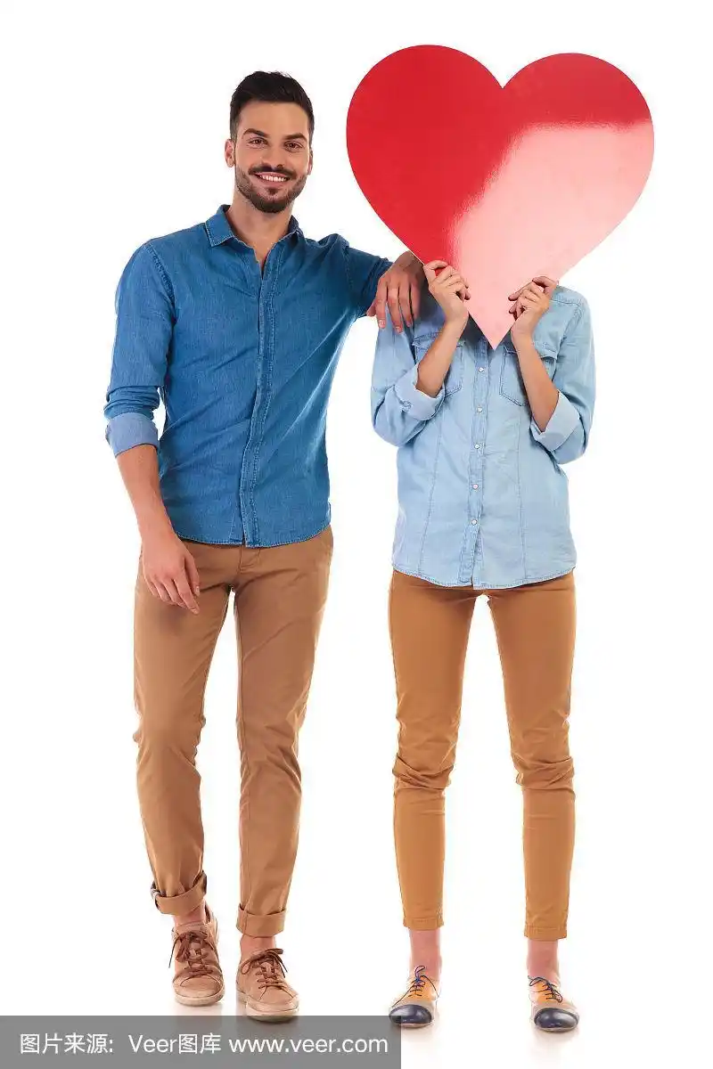 微笑的男人靠在爱人的肩膀上