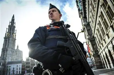 16日,一名警察在比利时安特卫普大教堂前巡逻,防范恐怖袭击.