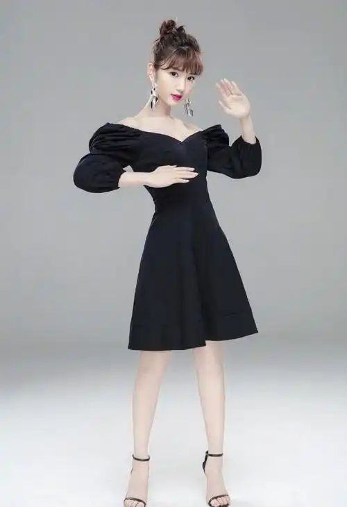 娃娃脸果然减龄,毛晓彤身穿条纹衬衫加黑西装,不敢相信已过30