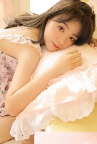 甜美粉嫩美女性感白皙居家写真图片[2/9]_性感美女_美桌网