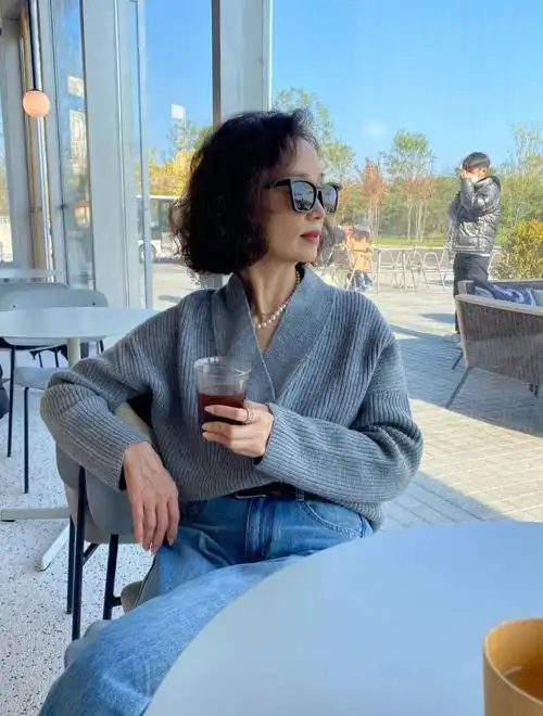 三木妈妈不戴帽子也好美,基础款就能穿出高级感,58岁气质太出众