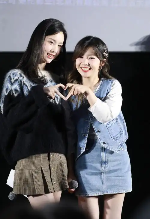 陈都灵赖美云可爱五连拍太甜了#母女情一样可以创造最萌身高差!