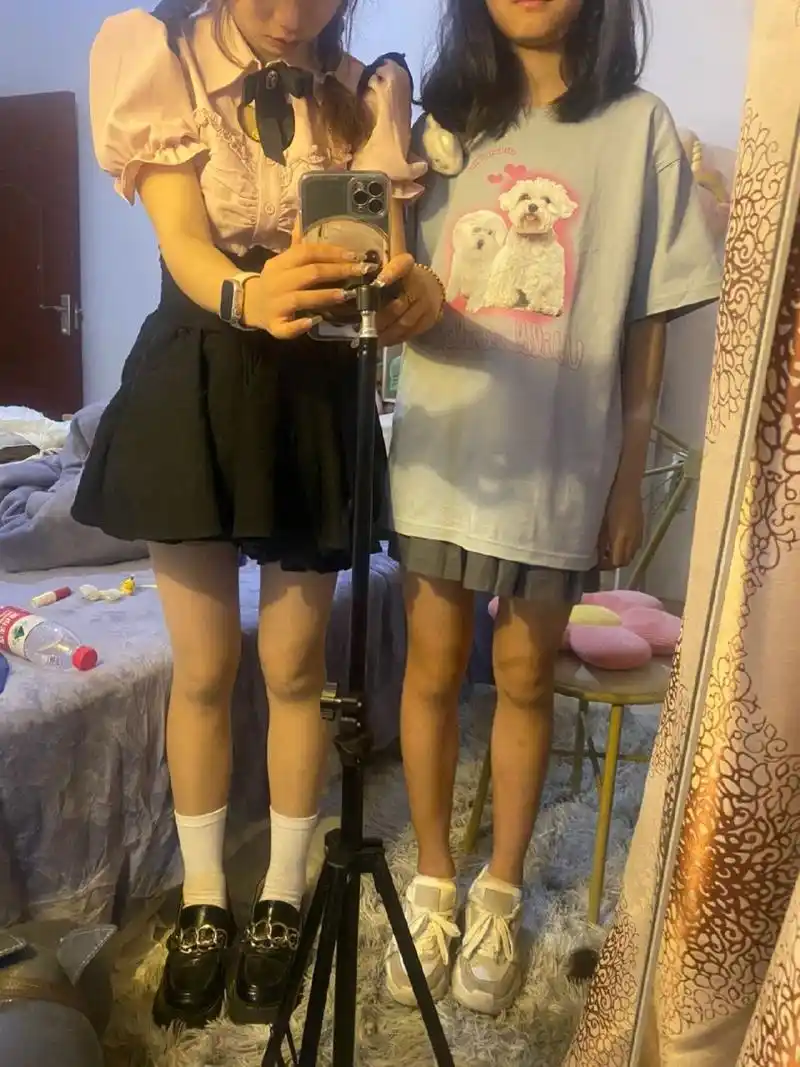 158 80斤和155 70斤区别 我158 80斤 我妹155 70斤 我穿了增高鞋,看着