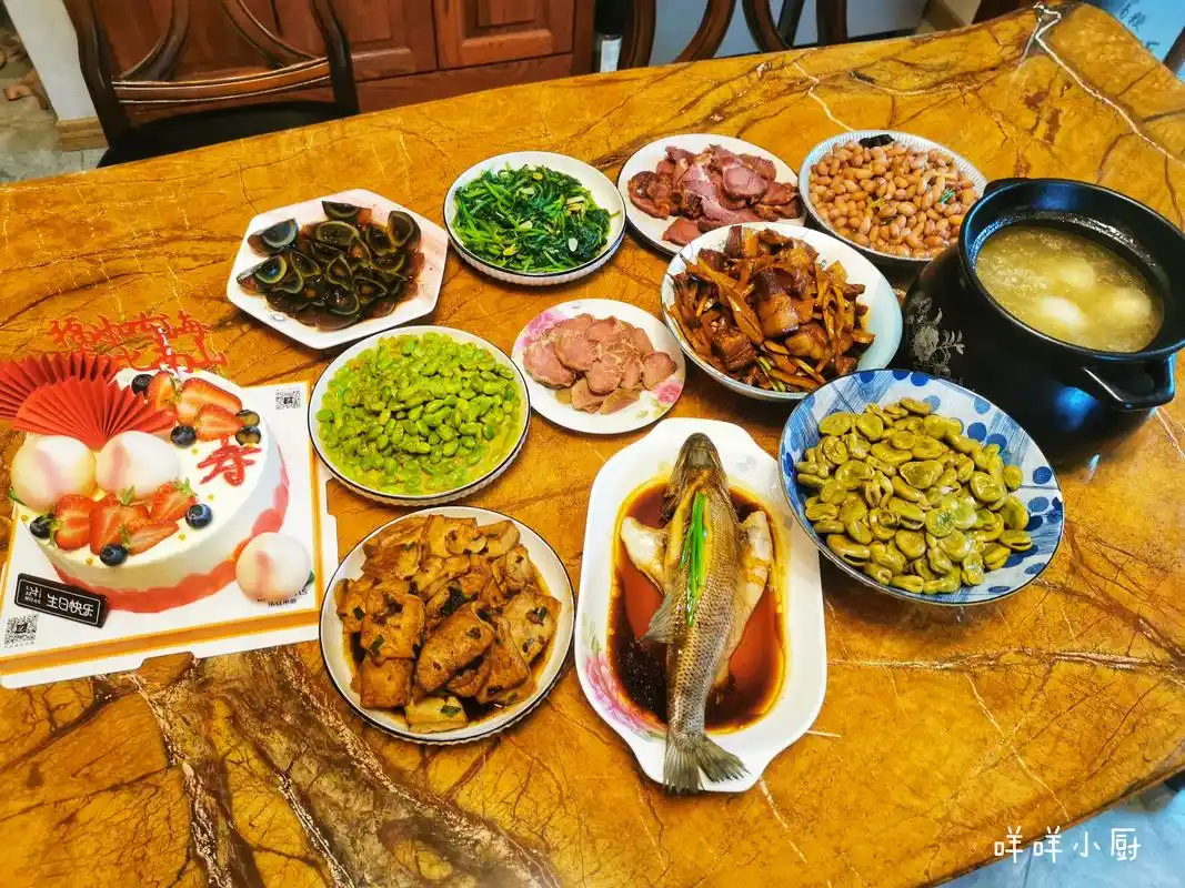 家庭生日宴,简单的家常菜里藏不住的欢声笑语,是我们平凡的幸福