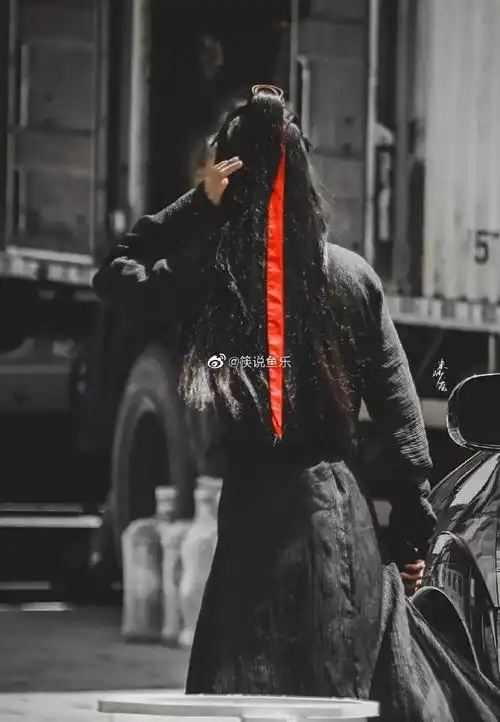 肖战曾经在自己微博上贴了红发带的照片,跟陈情令跟魏无羡做最后的