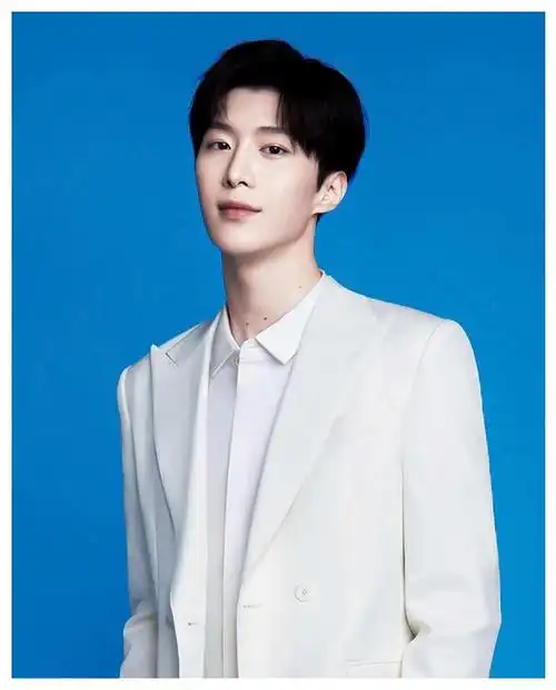 小丞少爷一袭白色西装帅气无比,蓝色背景更是当做证件照的好素材,丞星