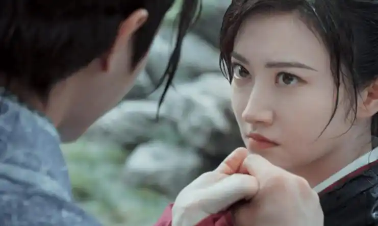 张小脸真是把能化妆的地方全都化上了,白白净净,粉底液配合滤镜,成