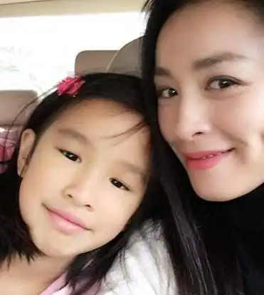 网友看到张庭一家的照片时,都觉得两个孩子的长相差别有点太大了.