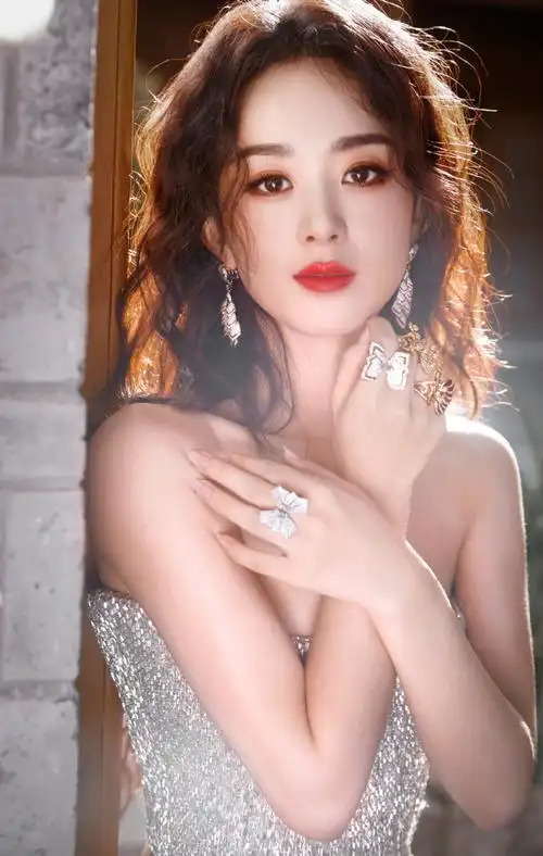 赵丽颖深v红裙##赵丽颖闪钻礼服