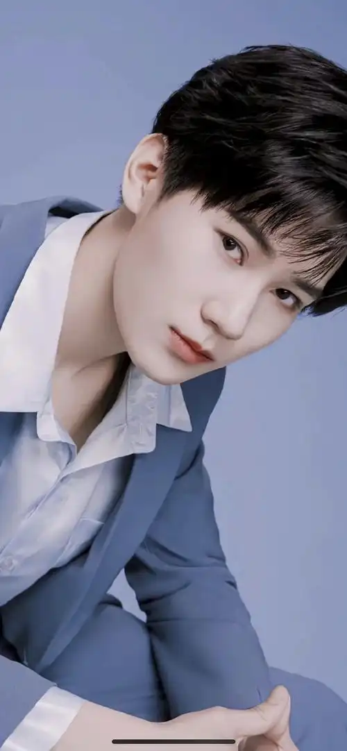 夏日少年派上线,帅气体委张真源,自信阳光好少年.