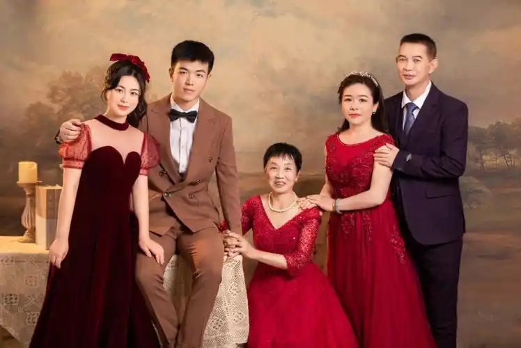 幸福美满的一家五口人