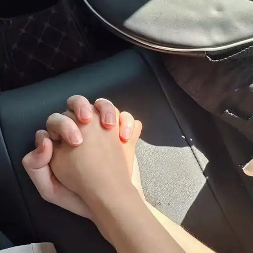 我们还会有更多牵手的照片