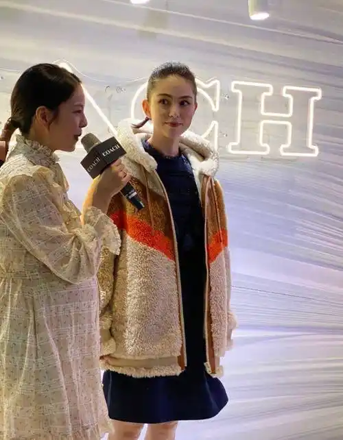 昆凌头部受伤后首次亮相,曝周杰伦每晚调几个闹钟起来看她的伤势_女子