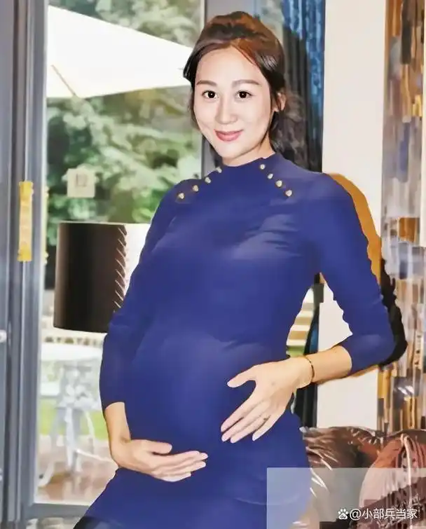 近日,关于一些女明星怀孕后保持良好身材的话题引发了人们的热议.