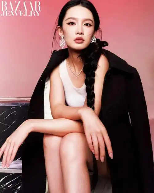 封面明星 | 李沁 意义是我最珍贵的珠宝