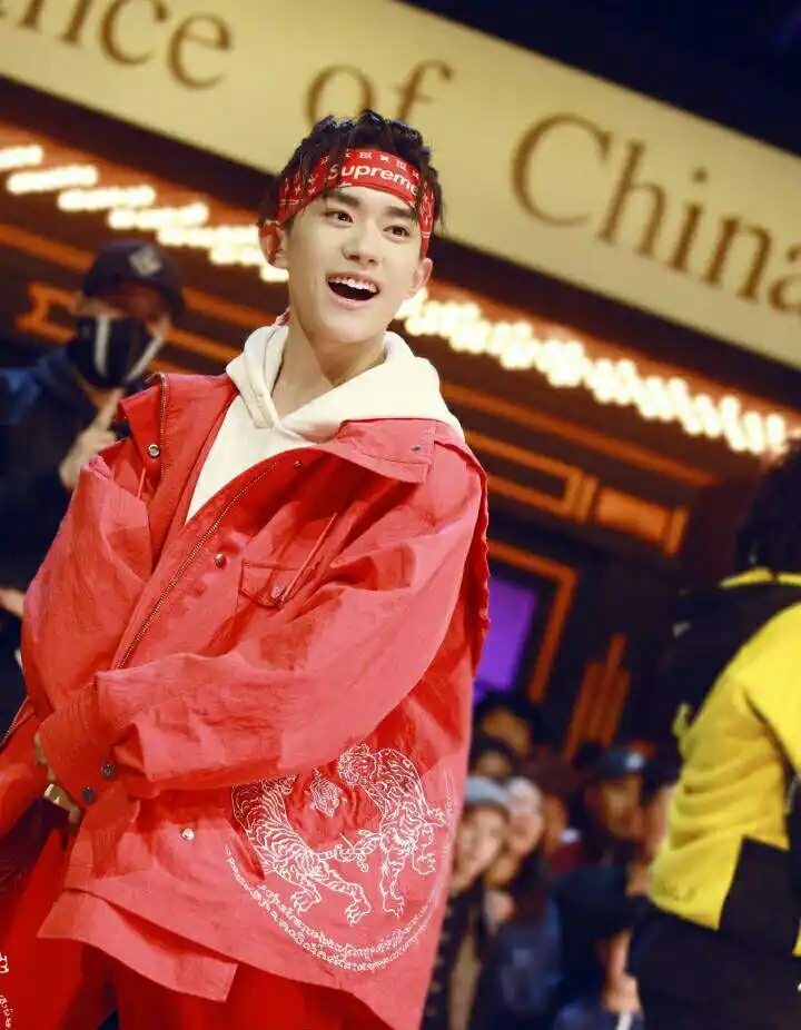 易烊千玺被"迫"对黄子韬说"我爱你",千玺扎小辫,爱上红色!