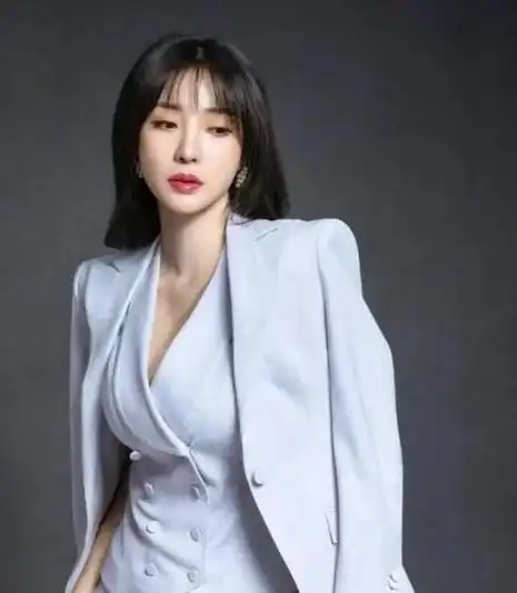 "冻龄女神"柳岩,42岁情感坎坷,"身材"太好带来福和祸|谢楠|陈凯歌|她