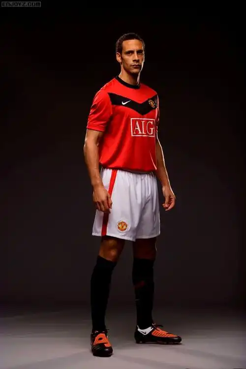 曼联发布全新主场队服特殊图案纪念百年辉煌