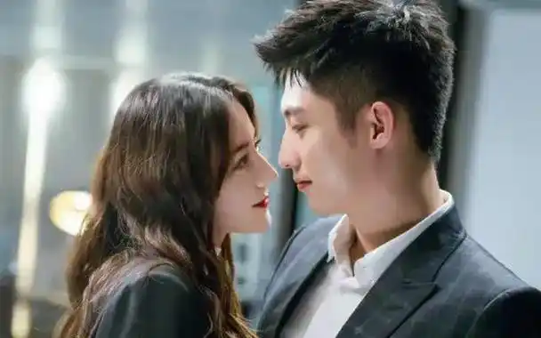 黄景瑜和迪丽热巴的关系也成为了大众讨论的焦点.