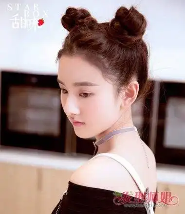 女生中分露额双 丸子头发型