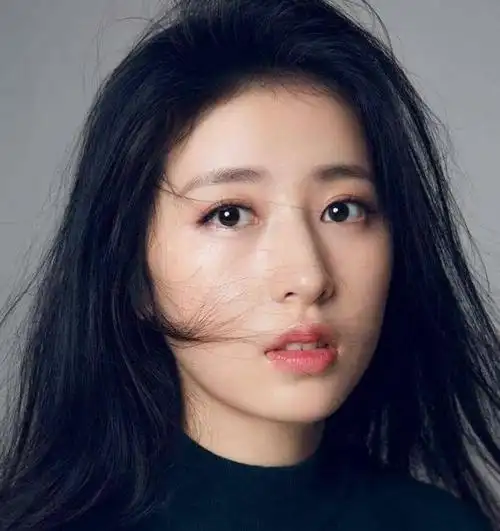 虽然当年的周雨彤被吐槽丑才被分配当侍女一角,但是现在的她比