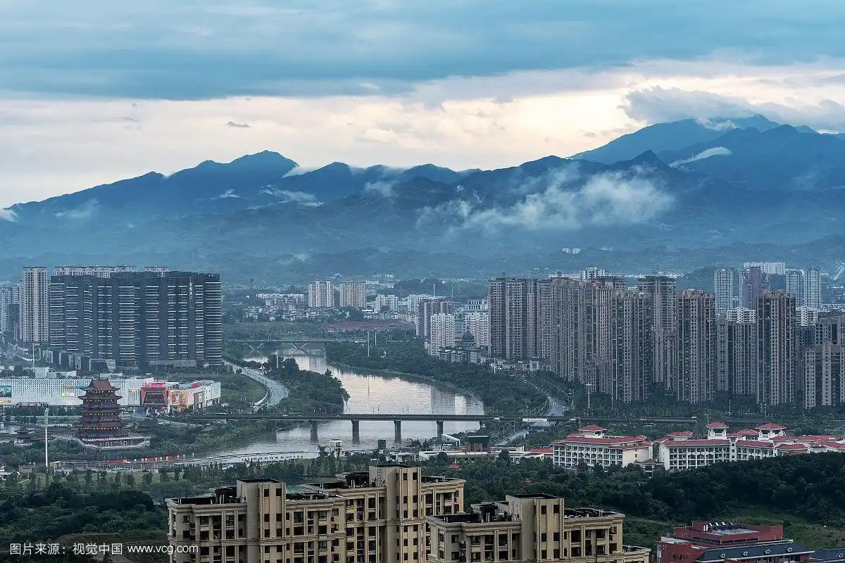 远眺袁河和明月山 江西省宜春市袁州区