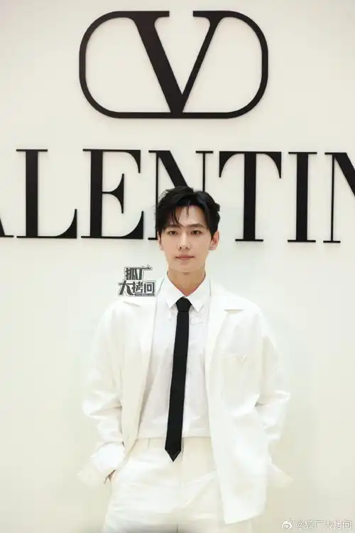 杨洋近期状态##杨洋白色短裤