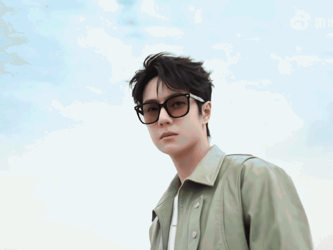 今日份图5绿色边框眼镜酷酷拽拽的王一博又帅出一个新高度,体验妒彩