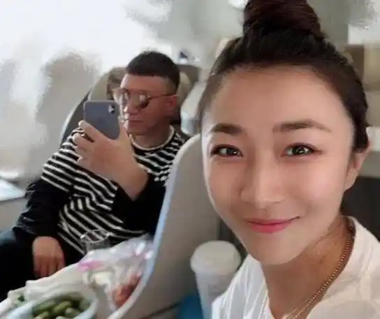 原创孙红雷与娇妻合照曝光太太穿旗袍尽显好身材网友夫妻相十足