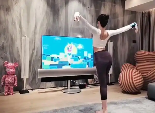 32岁毛晓彤好美露背衣健美裤宅家健身163的小个子身材却惊艳