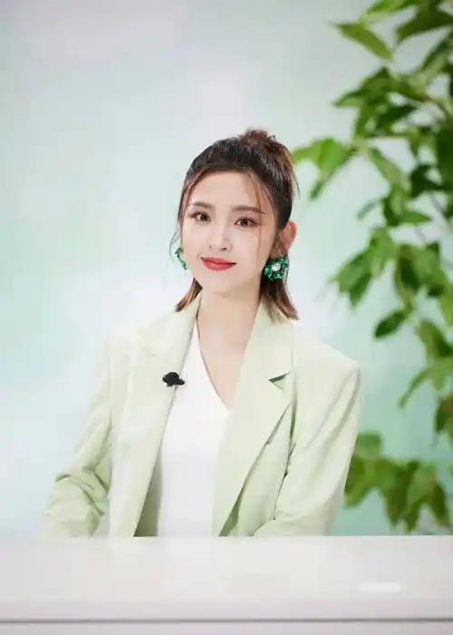 冬天长发难打理,林依晨的御姐短发我先剪!_造型_显得_卷发