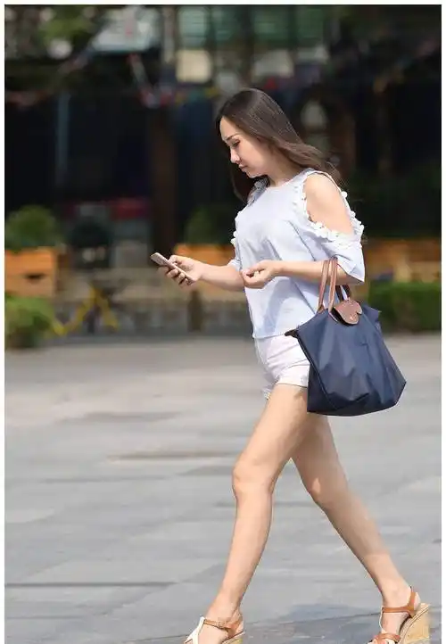 都说坡跟凉鞋是微胖女士搭配,骨感身材不适合,那是没有搭配对_感觉