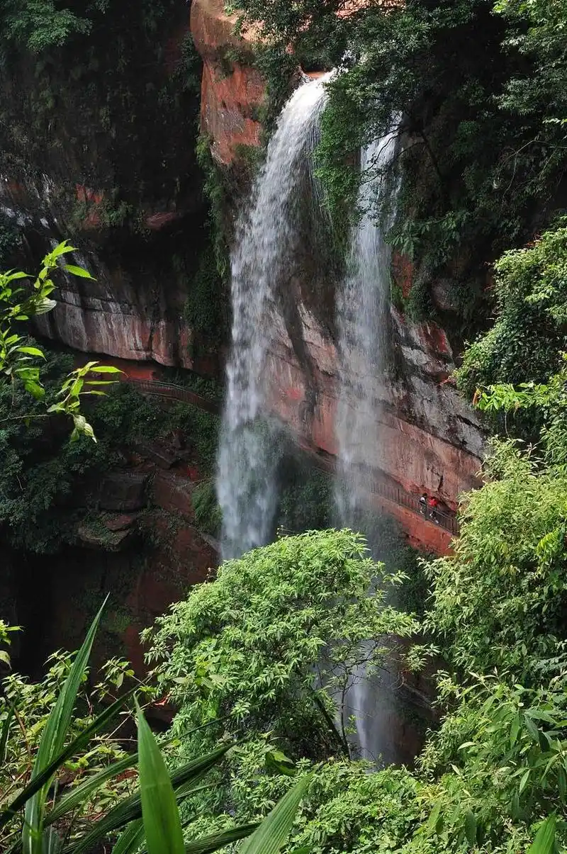 赤水丹霞旅游区位于贵州省遵义市,是中国东南部最大的丹霞地貌景区之