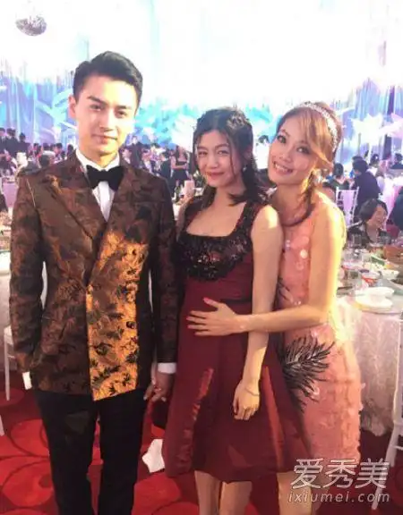 敬酒时陈妍希造型,将盘发放下,扎成编发公主头的看起来更加甜美