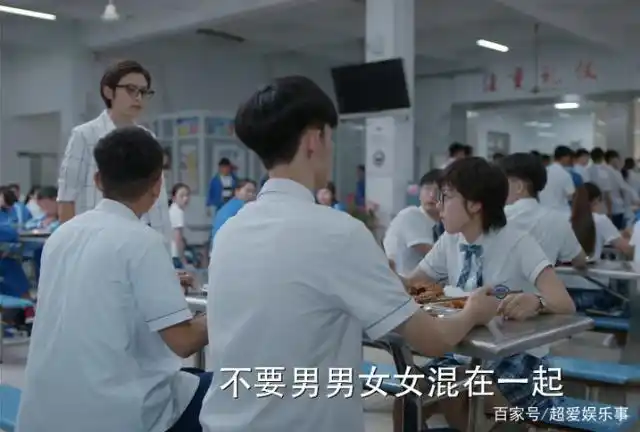 少年派:四人在食堂吃饭,宿管老师两次的不同举动,让人眼睛一热