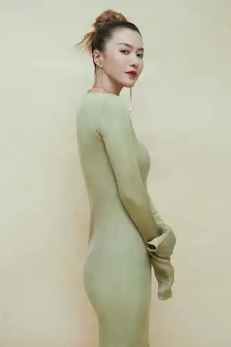 36岁谭维维出"翘臀"教程,穿弹力裤身姿妖娆,能靠身材偏靠才华