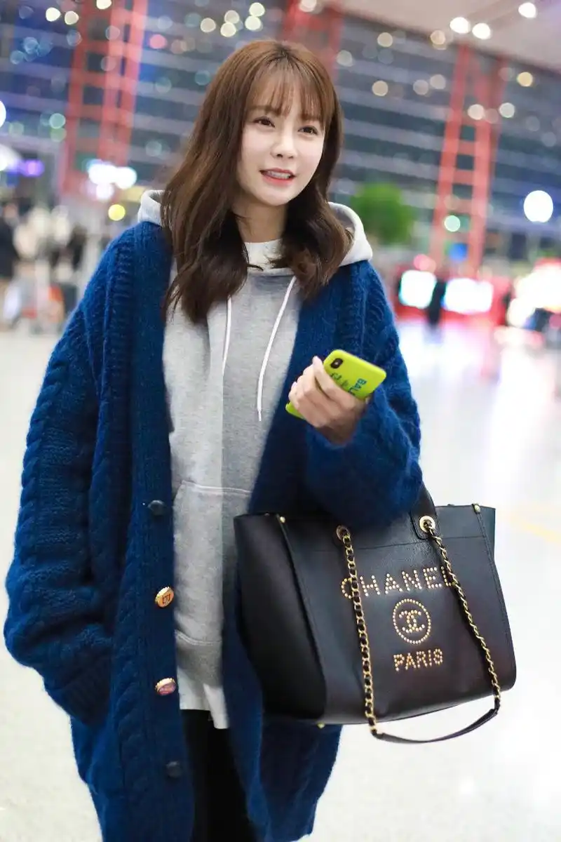 沈梦辰穿蓝色针织毛衣内搭灰色卫衣现身机场,皮肤白皙笑容灿烂
