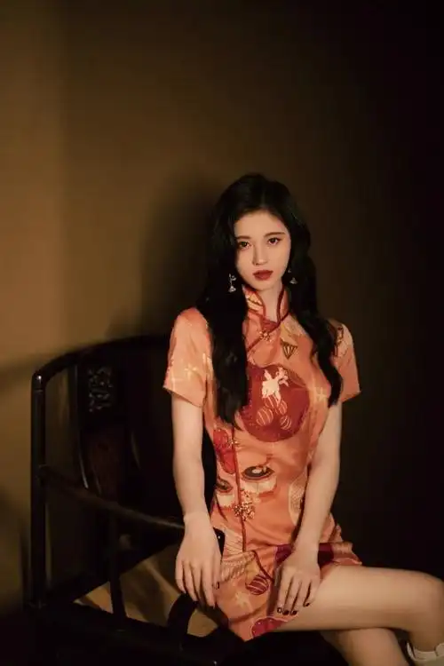 张予曦黑色旗袍造型经典又复古,超模身材很完美,美人尖颜值超绝