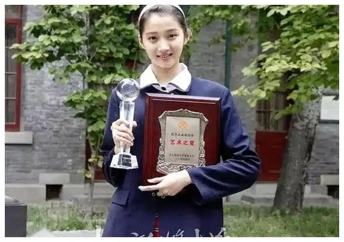 关晓彤高中是"校花"?看到高中旧照后,网友:鹿晗好福气!