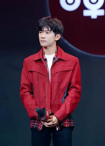 相信我们大家都知道易烊千玺吧,他是零零年出生的,在他五岁的时候第一