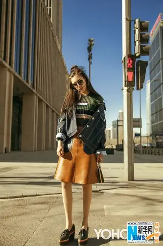 宋妍霏杂志街拍大片 潮范十足诠释春季流行风范